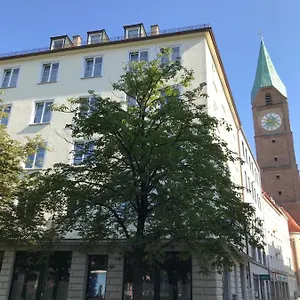https://hotel-der-tannenbaum.getmunichhotels.com